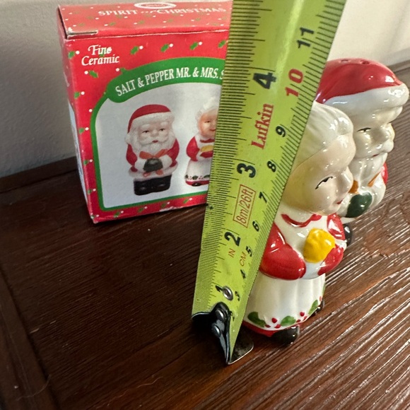 Vintage spirit of Christmas ceramic Santa and Mrs claus salt and pepper shakers - Picture 8 of 8